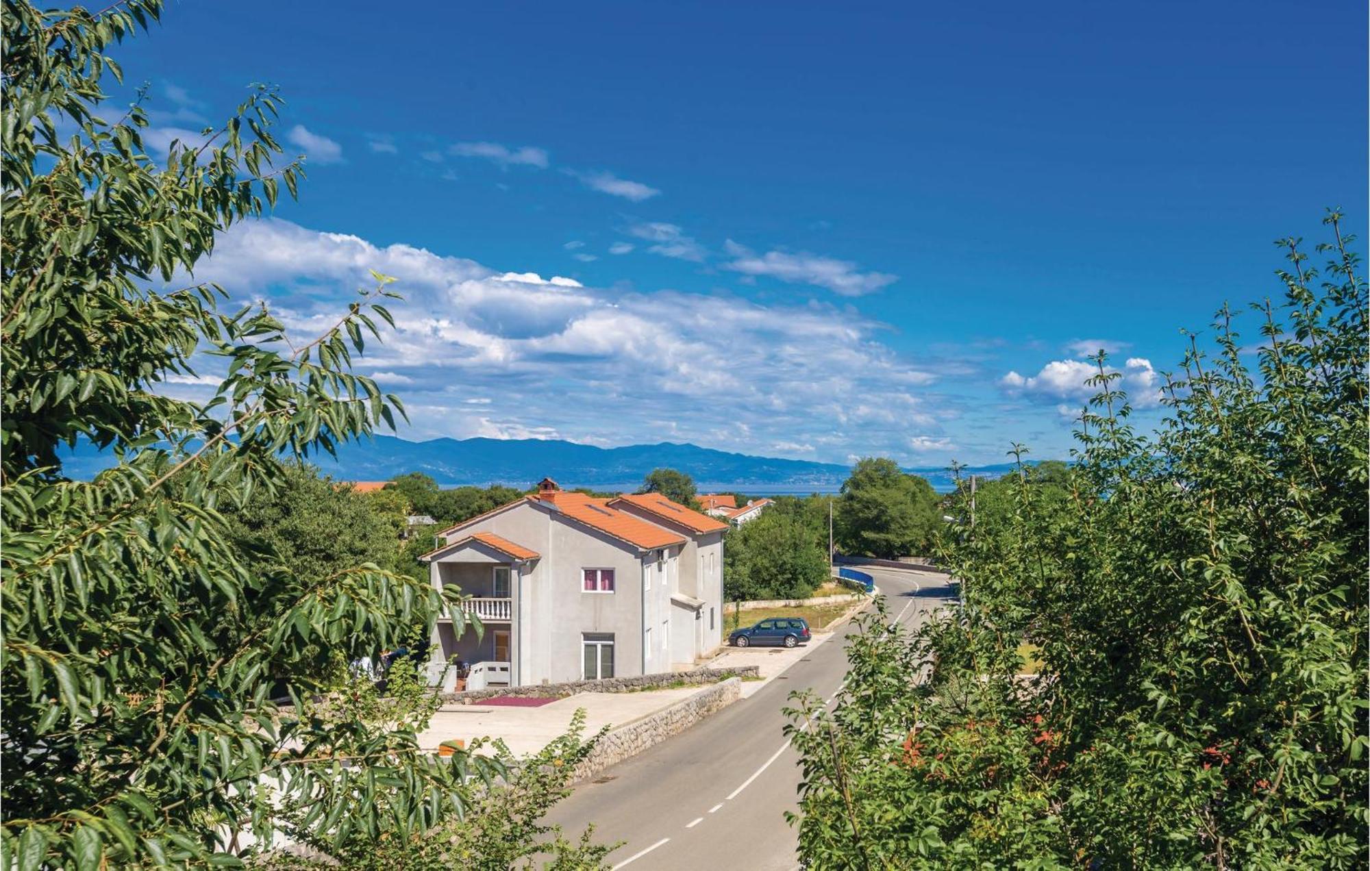 Cozy Apartment In Malinska Dubasnica With Wifi Extérieur photo